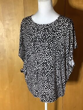 Chico’s black with white spots top, size Medium (Chico’s size 1)